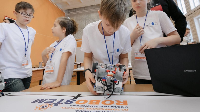 дети занимаются робототехникой